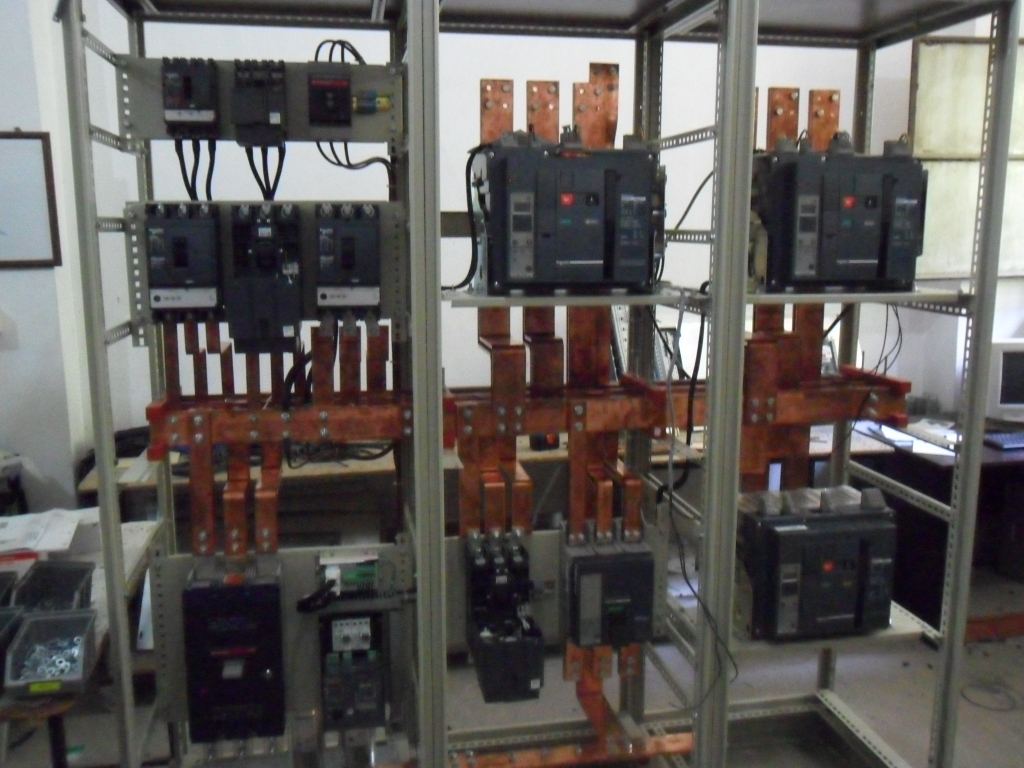 Üç açık tip kesicinin bakır baralara bağlandığı ana dağıtım panosu