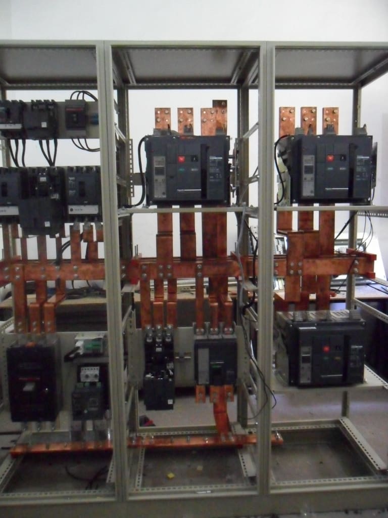 Bakır bara sistemine bağlanmış açık tip kesiciler ve kompakt şalterler