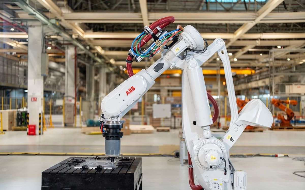 Üretim hattında çalışan ABB marka endüstriyel robot kolu