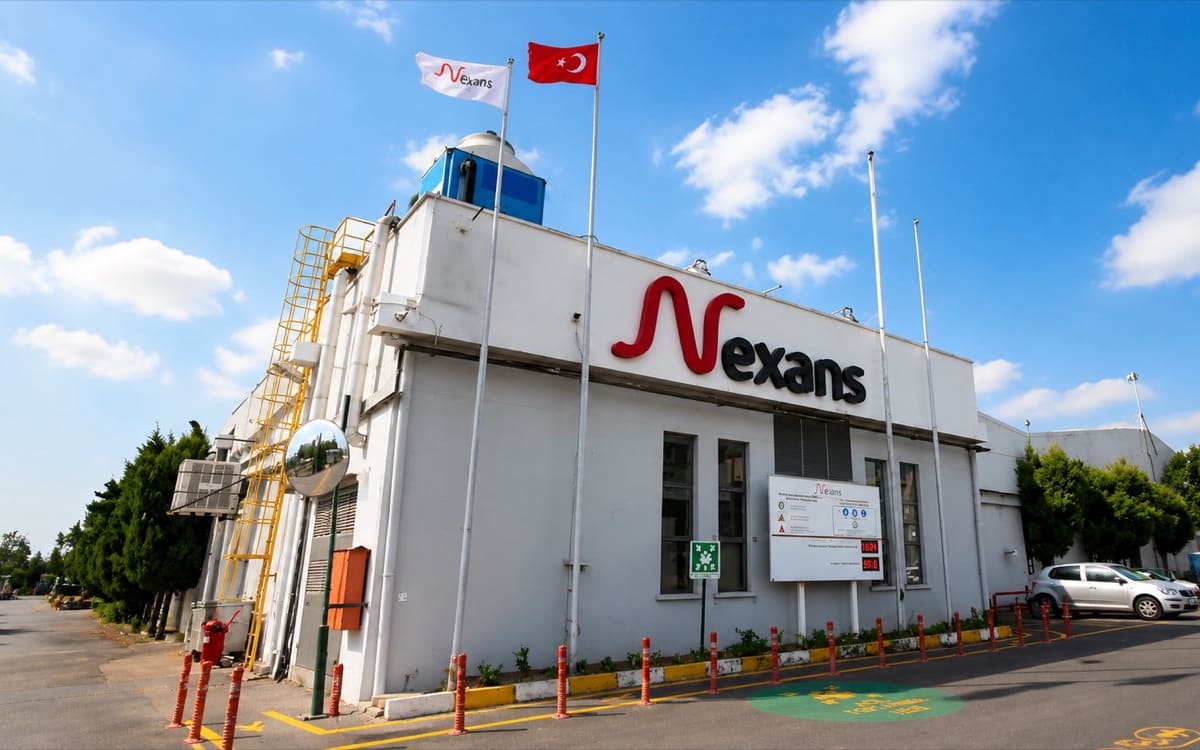 Nexans tesisinin giriş cephesi ve bayrakları