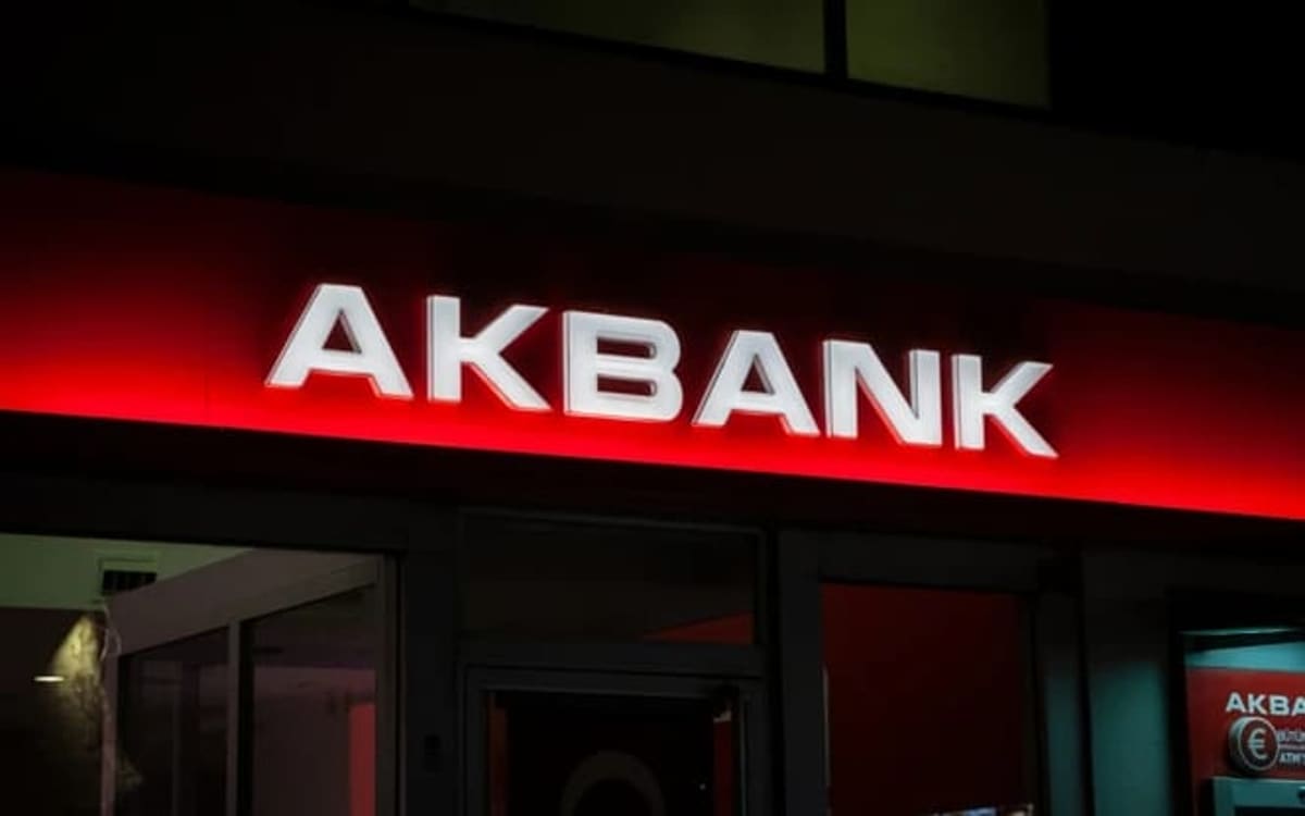 Gece aydınlatılmış Akbank şube tabelası