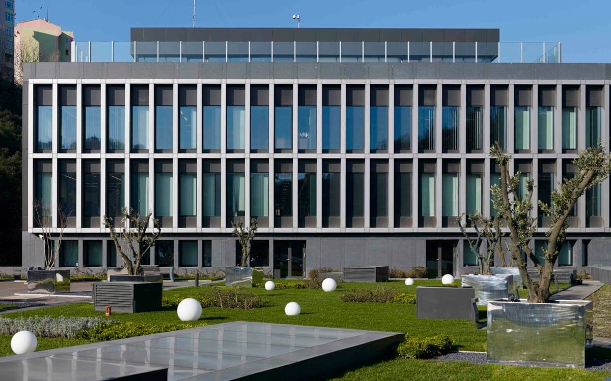 Doğuş Grubu'nun yatay hatlı, cam cepheli ofis binası ve bahçesi