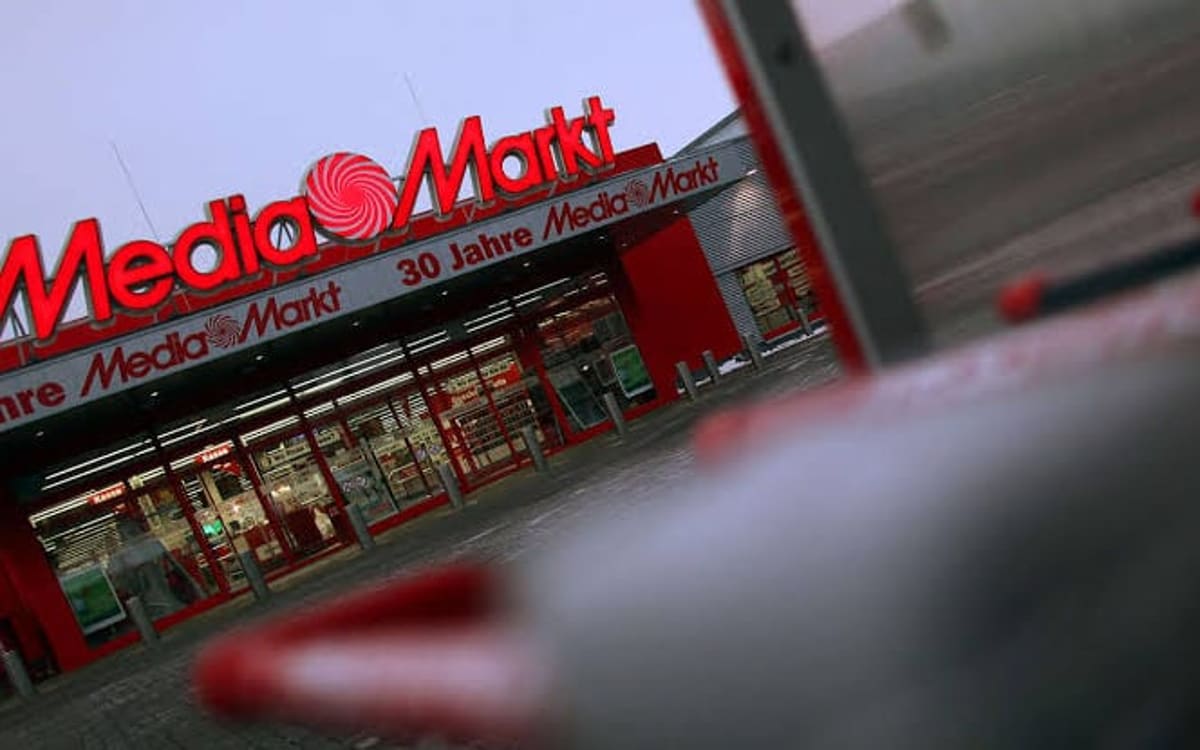 Media Markt mağazasının kırmızı cepheli girişi