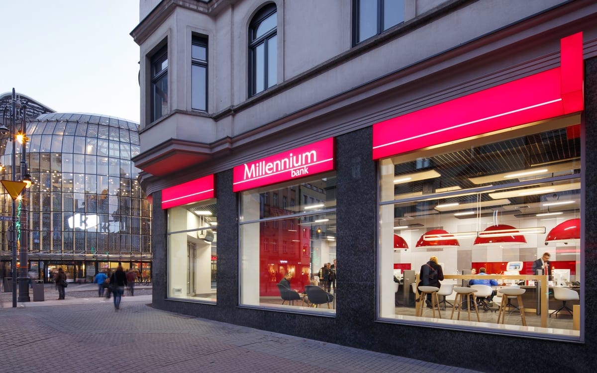Akşam saatinde Millennium Bank şubesinin aydınlatmalı cephesi ve içerideki bankolar
