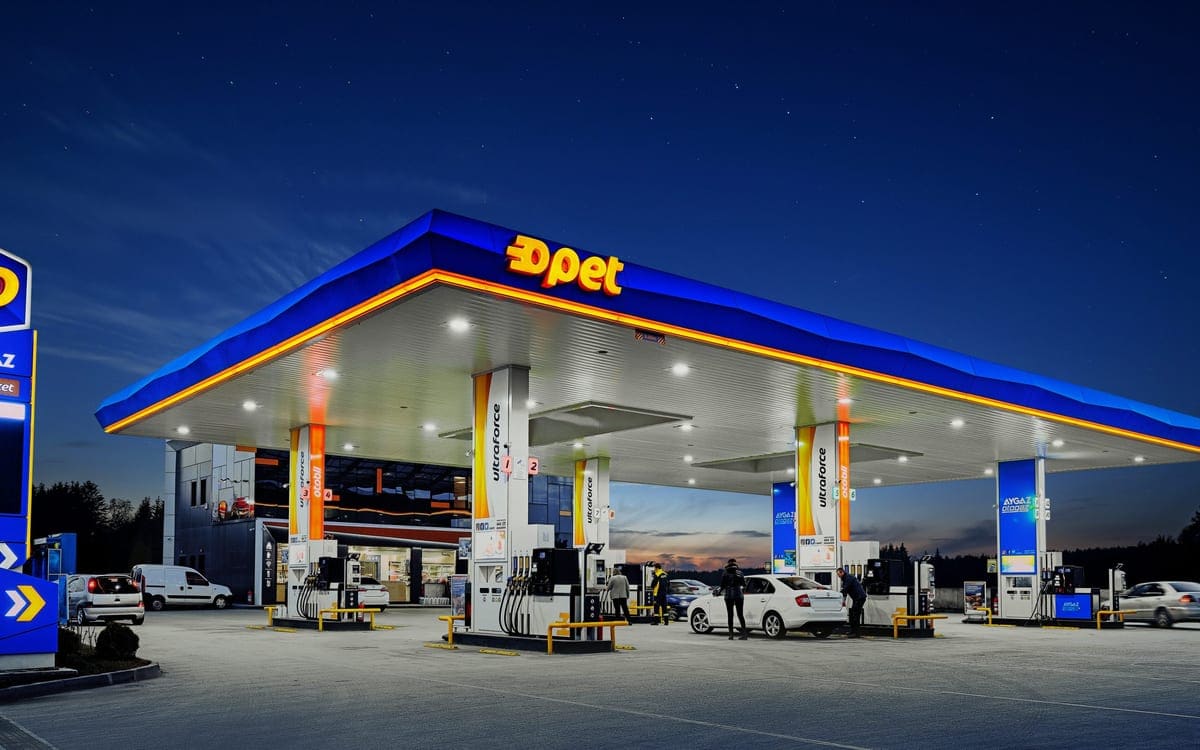 Akşam saatinde Opet akaryakıt istasyonunun aydınlatmalı kanopisi ve pompa adaları