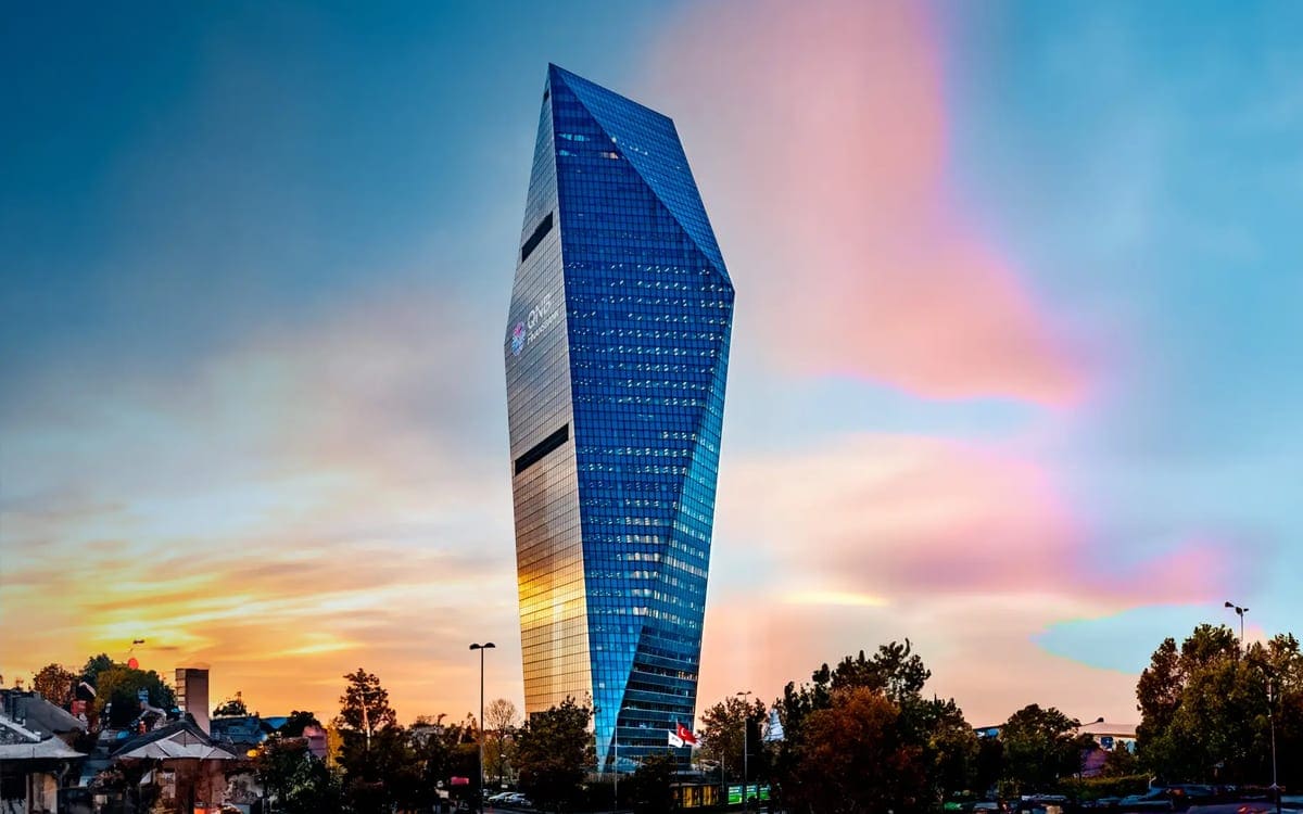 QNB Finansbank genel müdürlük binası, gün batımında
