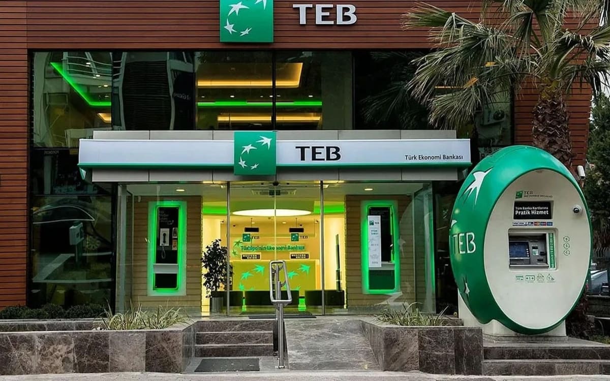 TEB şubesinin cam cepheli girişi ve dışarıdaki ATM kabini