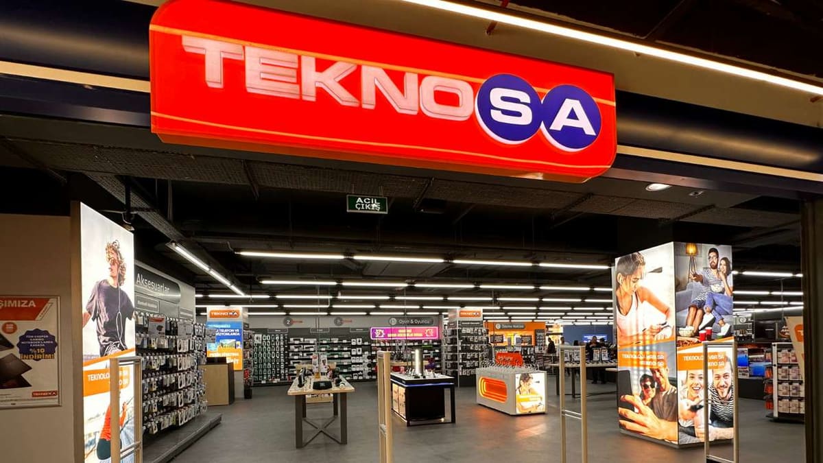 Alışveriş merkezi içindeki Teknosa mağazasının aydınlatmalı girişi ve reyonları